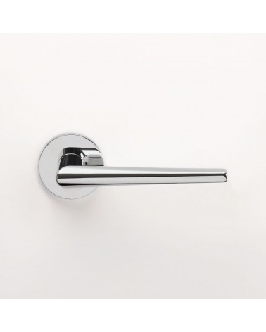 Maniglia per porta in cromo lucido SALTA maniglia design montata su una porta