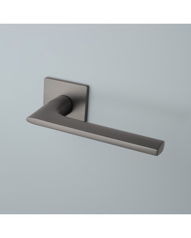 Maniglia per porta moderna SALVIA maniglia design colore 2 montata su una porta