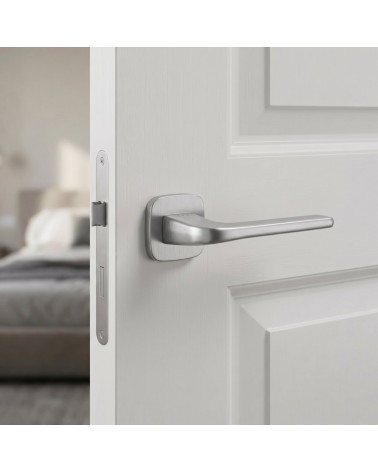 Maniglia per porta su placca arrotondata finitura cromo spazzolato Solo