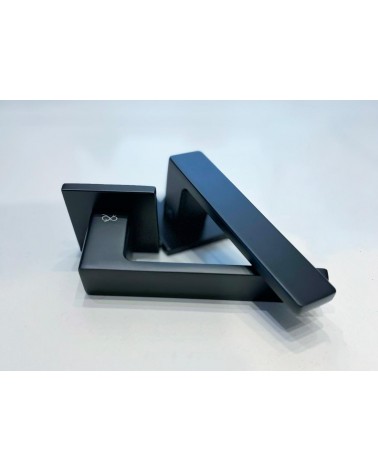 Maniglia per porta nera Apollo maniglia design posata su una placca