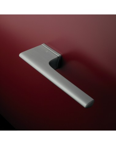 Maniglia per porta cromo satinato LUPINA maniglia design montata su una porta