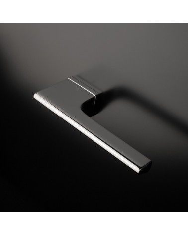 Maniglia per porta cromo lucido LUPINA maniglia design montata su una porta