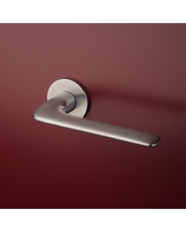 Maniglia per porta cromo spazzolato VIOLA maniglia design montata su una porta