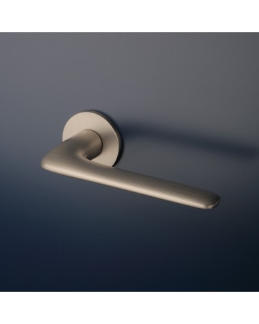 Maniglia per porta nichel spazzolato VIOLA maniglia design montata su una porta