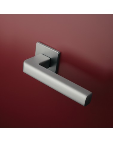 Maniglia per porta cromo satinato SALICE ferramenta design montata su una porta
