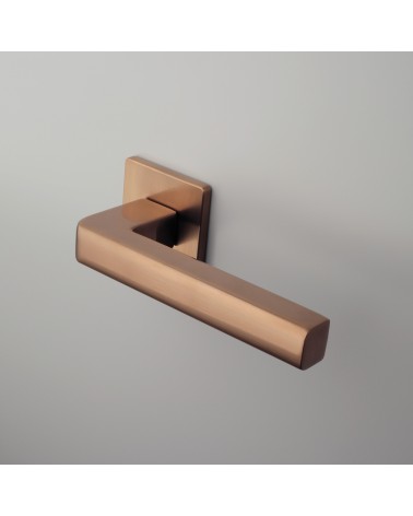 Maniglia per porta rame SALICE ferramenta design montata su una porta