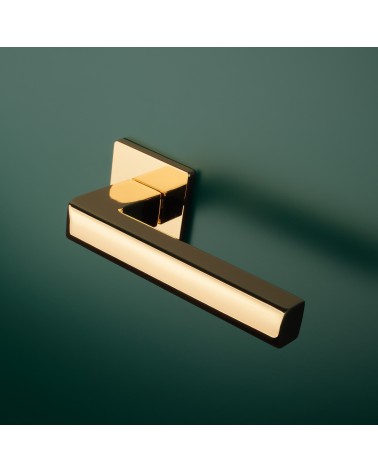 Maniglia per porta SALICE ferramenta design oro lucido montata su una porta