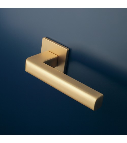 Maniglia per porta oro opaco SALICE ferramenta design