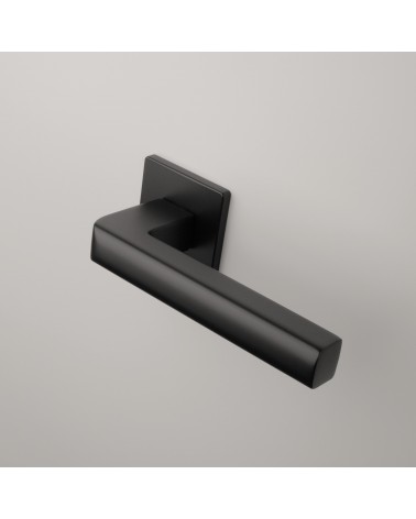 Maniglia per porta nera SALICE ferramenta design montata su una porta