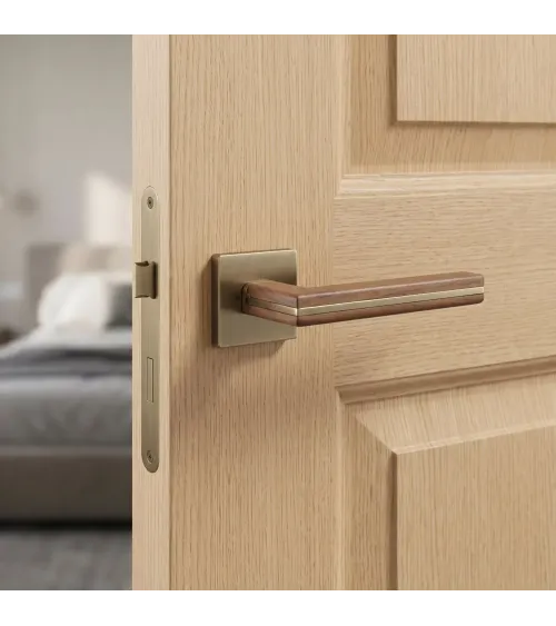 Maniglia per porta in legno di noce nero e ottone anticato CYRILLA