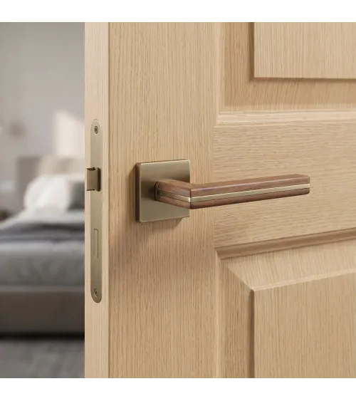Maniglia per porta in legno di noce nero e ottone anticato CYRILLA