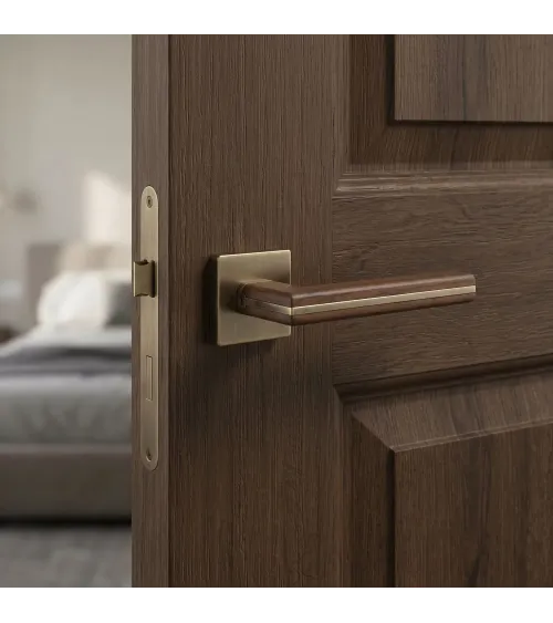 Maniglia per porta in legno di noce nero e ottone anticato CYRILLA