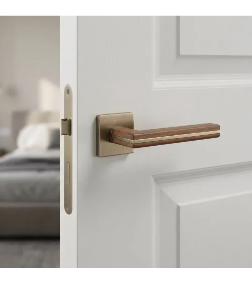 Maniglia per porta in legno di noce nero e ottone anticato CYRILLA
