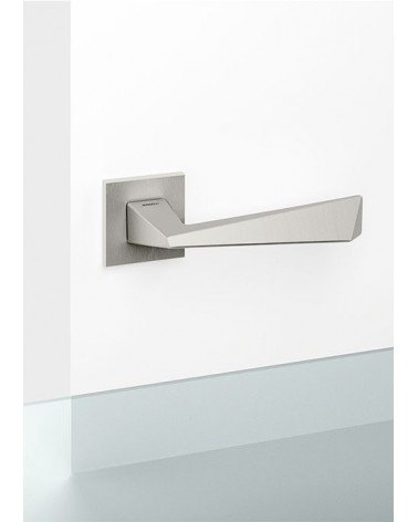 Maniglia per porta nichel satinato Mandelli Piramid design montata su una porta