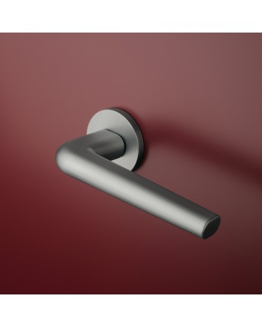 Maniglia per porta cromata satinata FUNKIA maniglia design montata su una porta