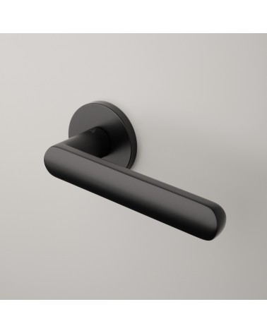 Maniglia per porta nera FRAGOLA maniglia design montata su una porta