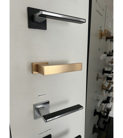 Piccolo pannello espositivo di 8 maniglie per showroom