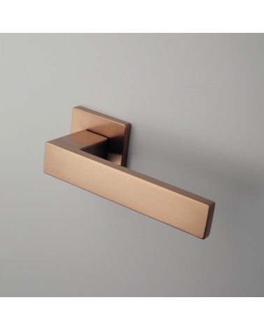 Maniglia per porta in rame PINA maniglia design montata su una porta