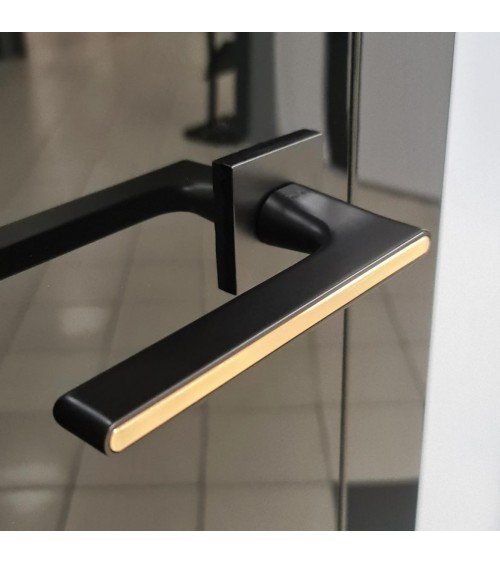 Maniglia per porta bicolore nera e dorata su placca quadrata - modello Ferrara - maniglia design