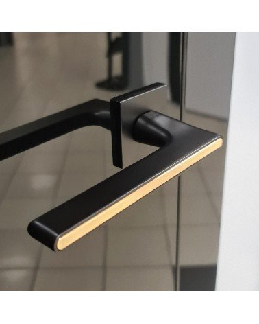 Maniglia per porta bicolore nera e dorata su placca quadrata - modello Ferrara - maniglia design