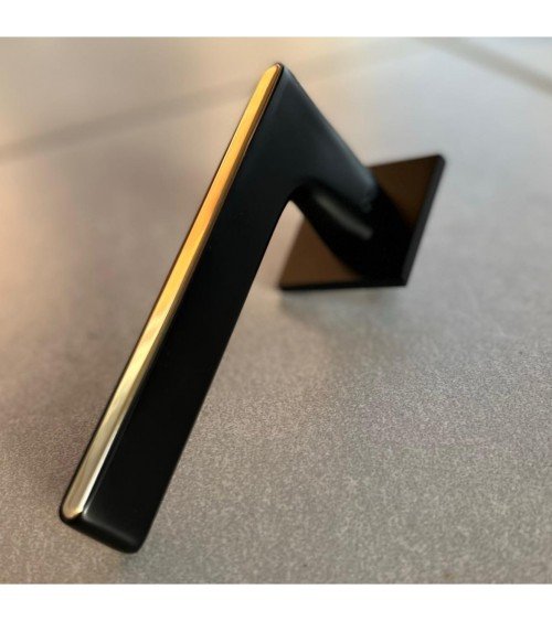 Maniglia per porta bicolore nera e dorata su placca quadrata - modello Ferrara - maniglia design