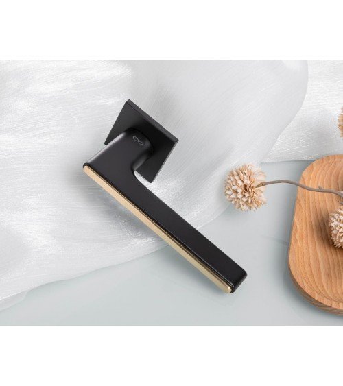 Maniglia per porta bicolore nera e dorata su placca quadrata - modello Ferrara - maniglia design