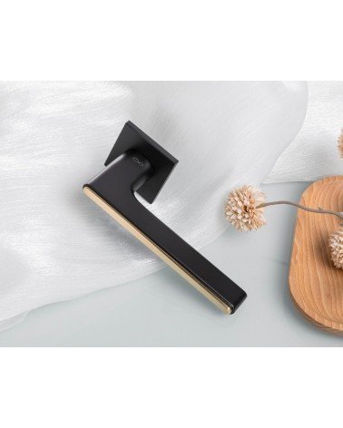 Maniglia per porta bicolore nera e dorata su placca quadrata - modello Ferrara - maniglia design