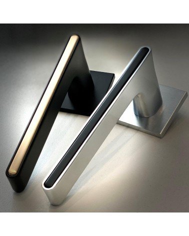 Maniglia per porta bicolore nera e dorata su placca quadrata - modello Ferrara - maniglia design