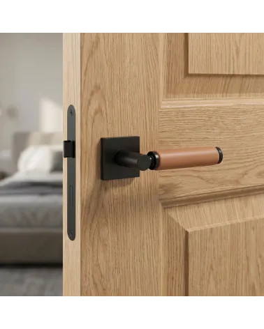Maniglia per Porta in Ottone e Cuoio Chiaro | Eleganza Artigianale