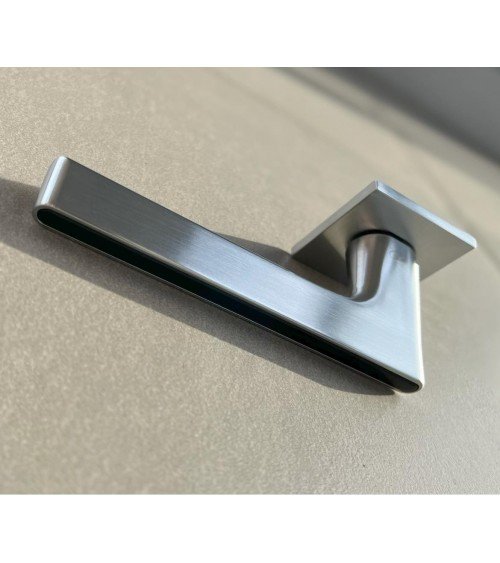 Maniglia per porta nera e dorata Ferrara quadrata - maniglia design
