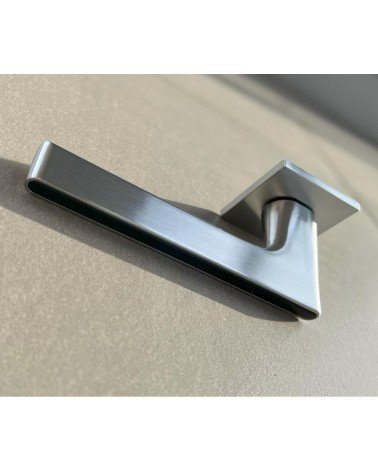 Maniglia per porta nera e dorata Ferrara quadrata - maniglia design