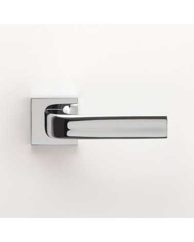 Maniglia di porta in cromo lucido JENA maniglia design montata su una porta