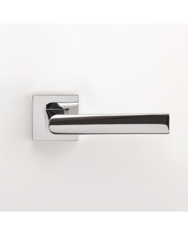 Maniglia porta cromo lucido ADANA maniglia design montata su una porta