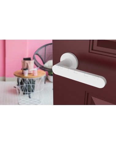 Maniglia per porta colore bianco ALORA maniglia design vista inclinata montata su una porta