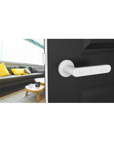 Maniglia per porta colore bianco ALORA maniglia design vista frontale montata su una porta socchiusa