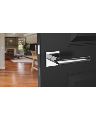 Maniglia per porta ARABIS cromo lucido maniglia design vista inclinata montata su una porta