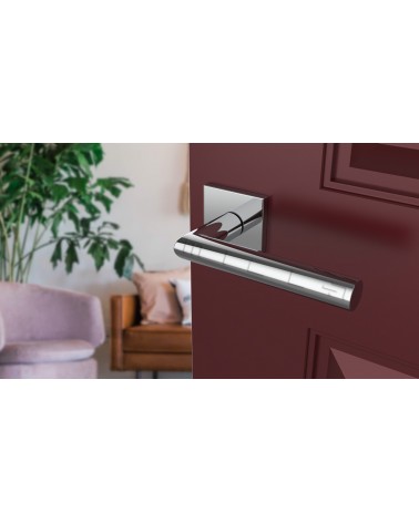 Maniglia per porta ARABIS cromo lucido maniglia design montata su una porta leggermente aperta