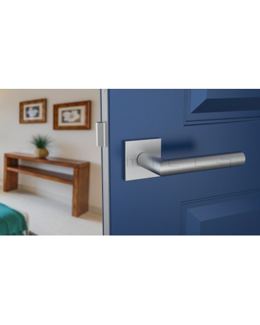 Maniglia per porta ARABIS cromo satinato ferramenta design montata su una porta