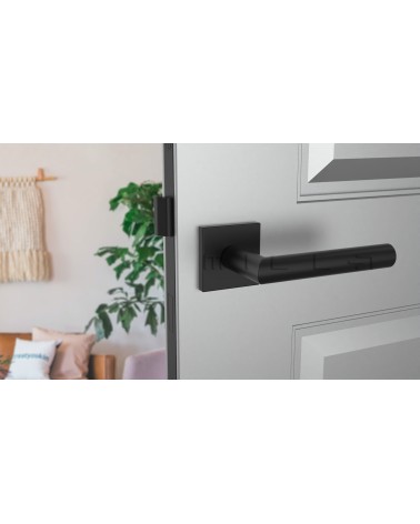 Maniglia per porta nera ARABIS maniglia design montata su una porta socchiusa