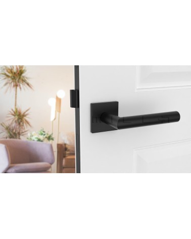 Maniglia per porta nera ARABIS maniglia design montata su una porta leggermente aperta
