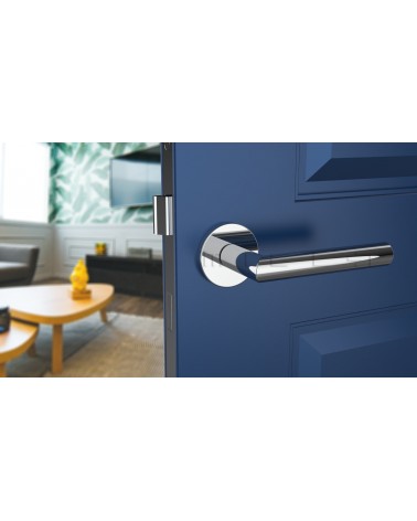 Maniglia per porta colore cromo lucido ARABIS maniglia design vista frontale montata su una porta