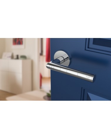 Maniglia per porta colore cromo lucido ARABIS maniglia design vista dall'alto inclinata montata su una porta