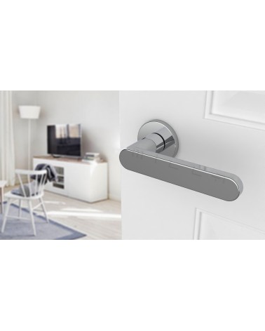 Maniglia per porta cromo lucido ALORA maniglia design vista inclinata montata su una porta