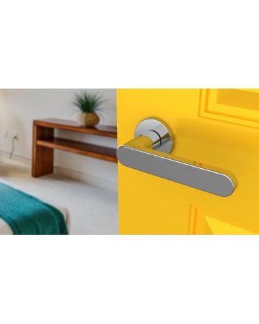 Maniglia per porta ALORA maniglia design colore 2 vista inclinata montata su una porta
