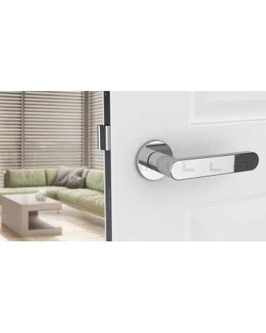 Maniglia per porta cromo lucido ALORA maniglia design vista frontale montata su una porta
