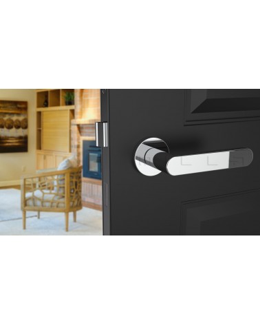 Maniglia per porta cromo lucido ALORA maniglia design vista frontale montata su una porta socchiusa