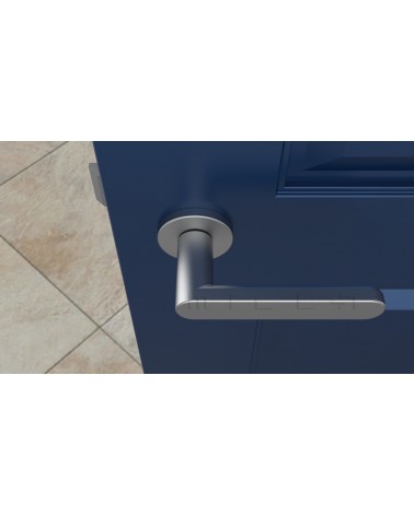 Maniglia porta cromo satinato ALORA design vista dall'alto montata su una porta