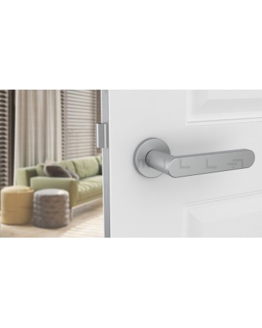 Maniglia porta cromo satinato ALORA design vista frontale montata su una porta