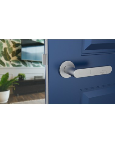 Maniglia porta cromo satinato ALORA design vista frontale montata su una porta semiaperta