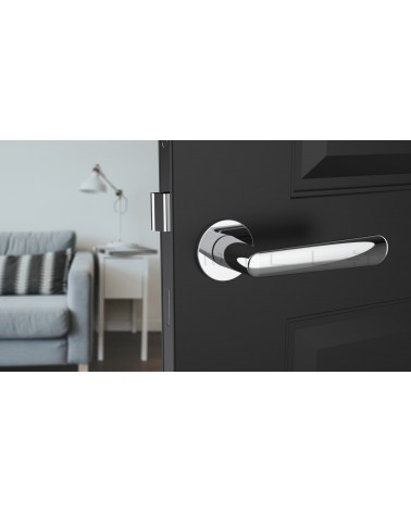 Maniglia per porta cromo lucido ARIA maniglia design vista frontale montata su una porta
